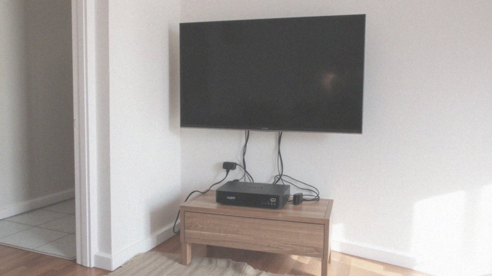 Jakie są kroki do podłączenia dekodera do telewizora?
