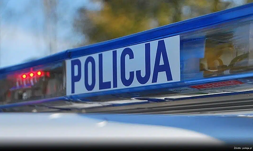 Policjanci z Kraśnika uratowali 64-latka z płonącego budynku
